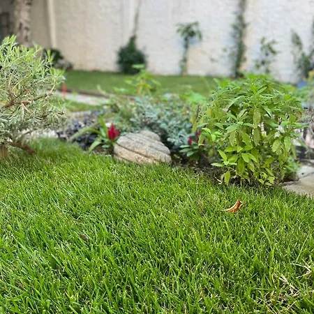 Florent's Superb Studio, Free Parking & Garden!! *