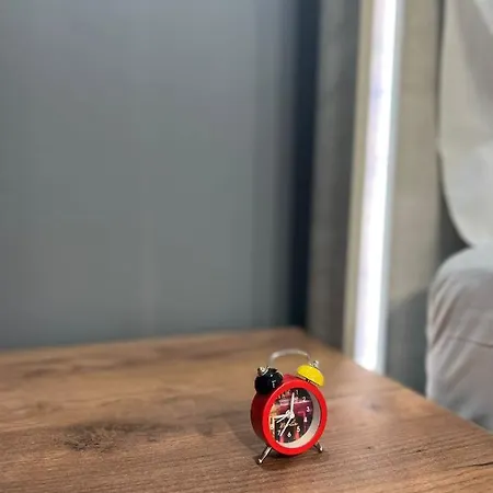 Privatunterkunft Florent's Superb Studio, Free Parking & Garden!!