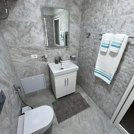 Florent's Superb Studio, Free Parking & Garden!! Privatunterkunft Tirana