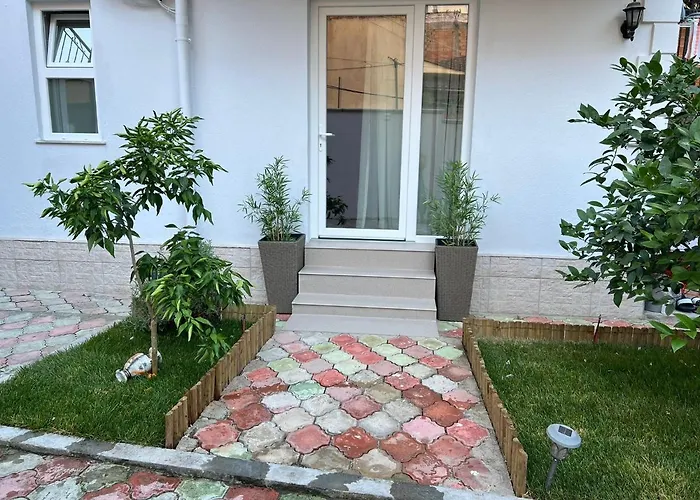 Florent's Superb Studio, Free Parking & Garden!! *